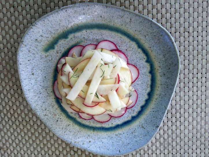Kohlrabi apple salad